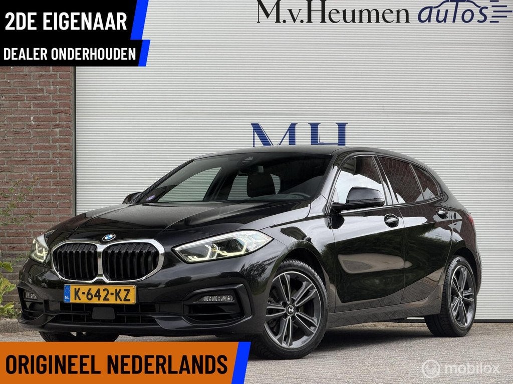 BMW 1-serie 116i High Executive 2DE EIG Dealer OND CarPlay S, Auto's, BMW, Gebruikt, Leder en Stof, Zwart, Origineel Nederlands