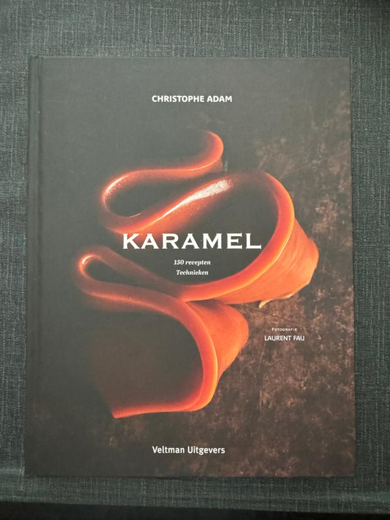 Karamel: 150 recepten & technieken - Christophe Adam, Boeken, Kookboeken, Ophalen of Verzenden, Zo goed als nieuw, Europa, Taart, Gebak en Desserts
