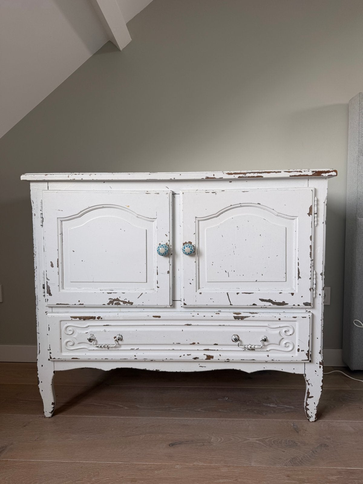 Antiek wit dressoir met brocante look, Antiek en Kunst, Antiek | Meubels | Kasten, Ophalen