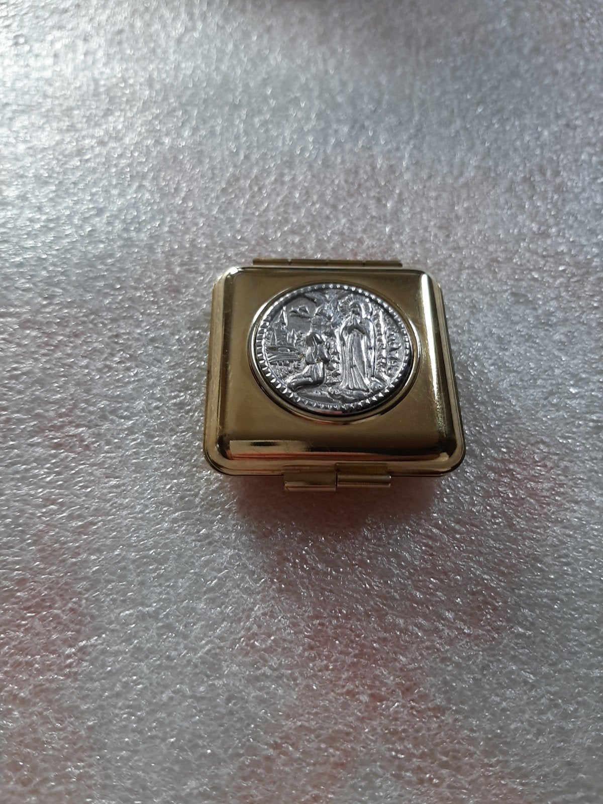 Vintage Goudkleurig Pillendoosje met Religieus Reliëf, Antiek en Kunst, Ophalen of Verzenden