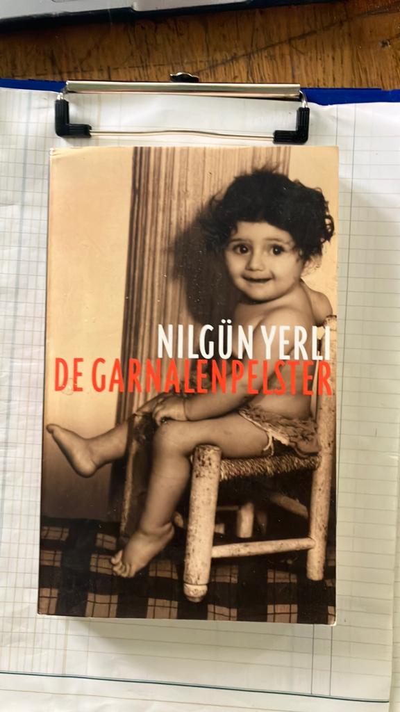 De Garnalenpelster - Nilgün Yerli (Boek), Boeken, Ophalen of Verzenden, Gelezen, Nederland