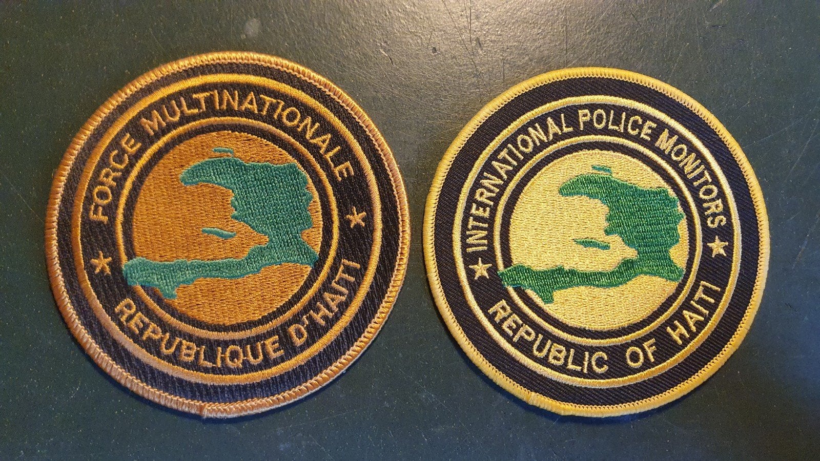 Mouwemblemen International Police Monitors Haiti, Verzamelen, Ophalen of Verzenden, Landmacht, Engeland, Boek of Tijdschrift