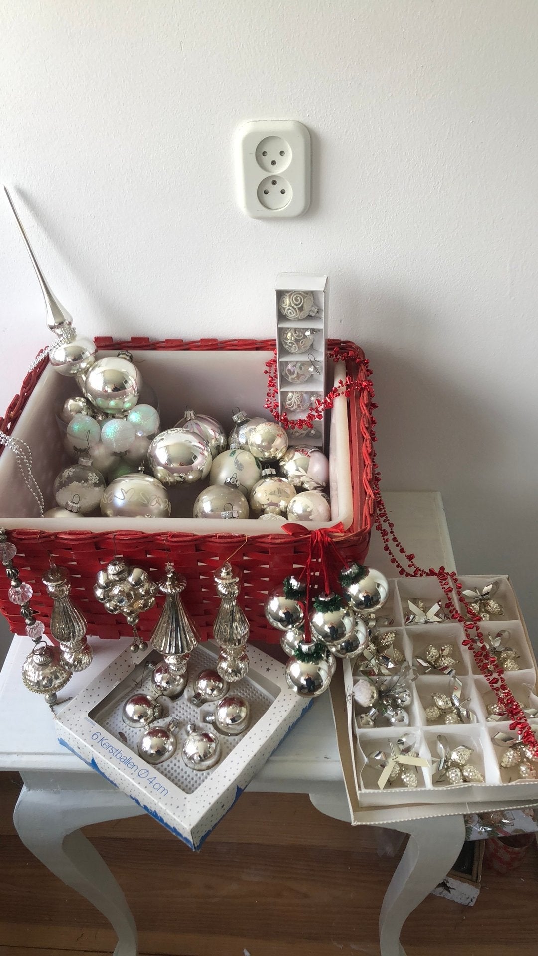 Diverse kerst ballen en rode houten bak, Diversen, Kerst, Ophalen of Verzenden, Zo goed als nieuw
