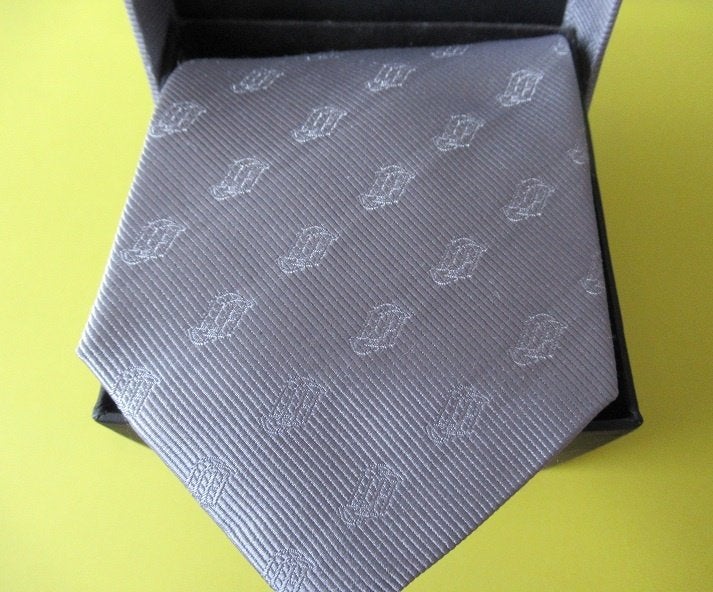 splinternieuwe zijden stropdas met logo in geschenkdoos, Ophalen of Verzenden, Nieuw, Blauw