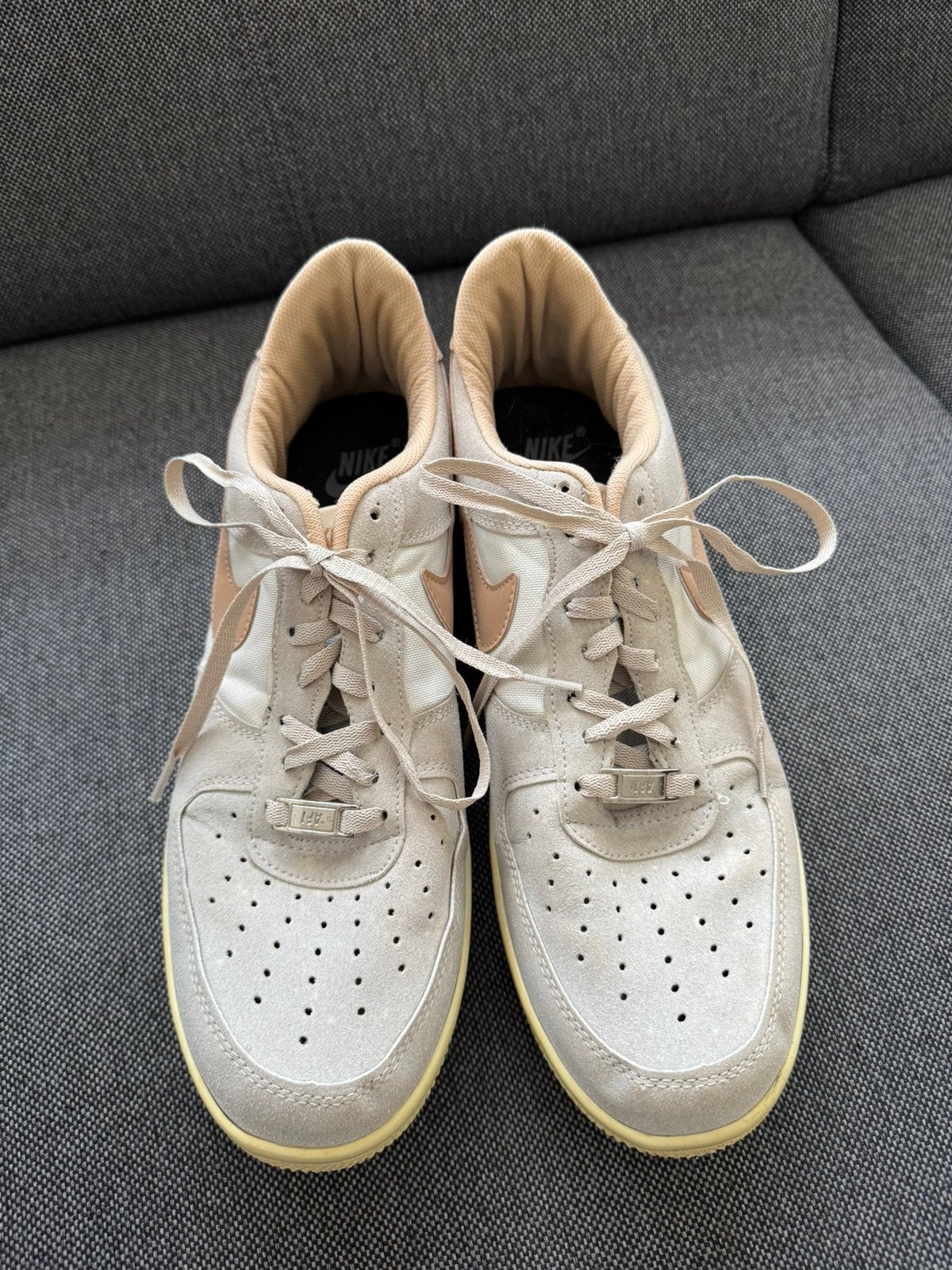 Nike Air Force 1 Beige/Wit, Ophalen of Verzenden, Zo goed als nieuw