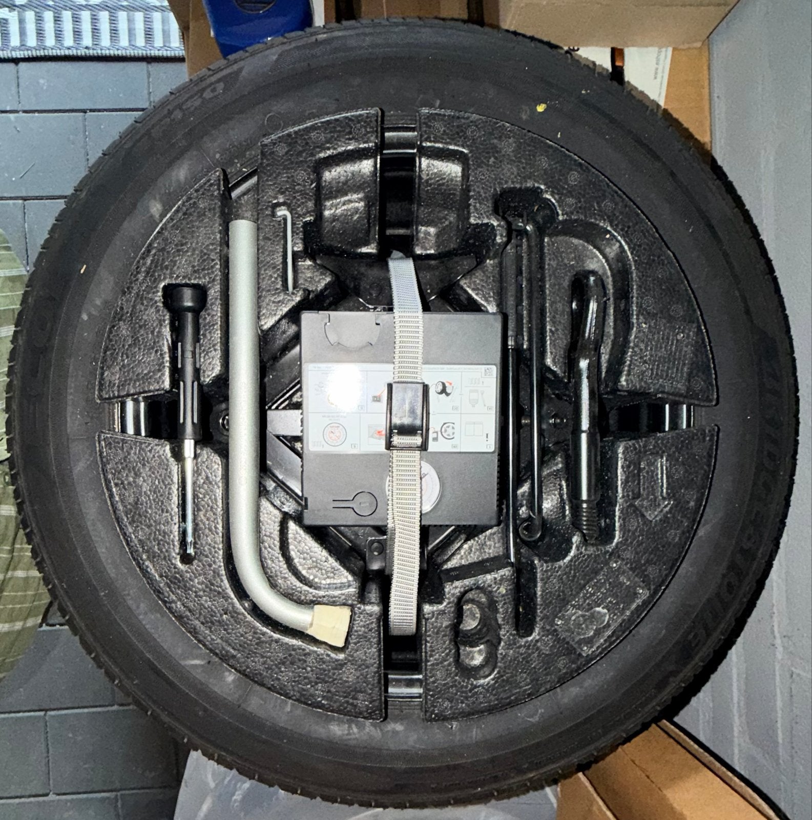 VW thuiskomer reserve wiel krikset 185/60R15 Bridgestone new, Ophalen, Nieuw