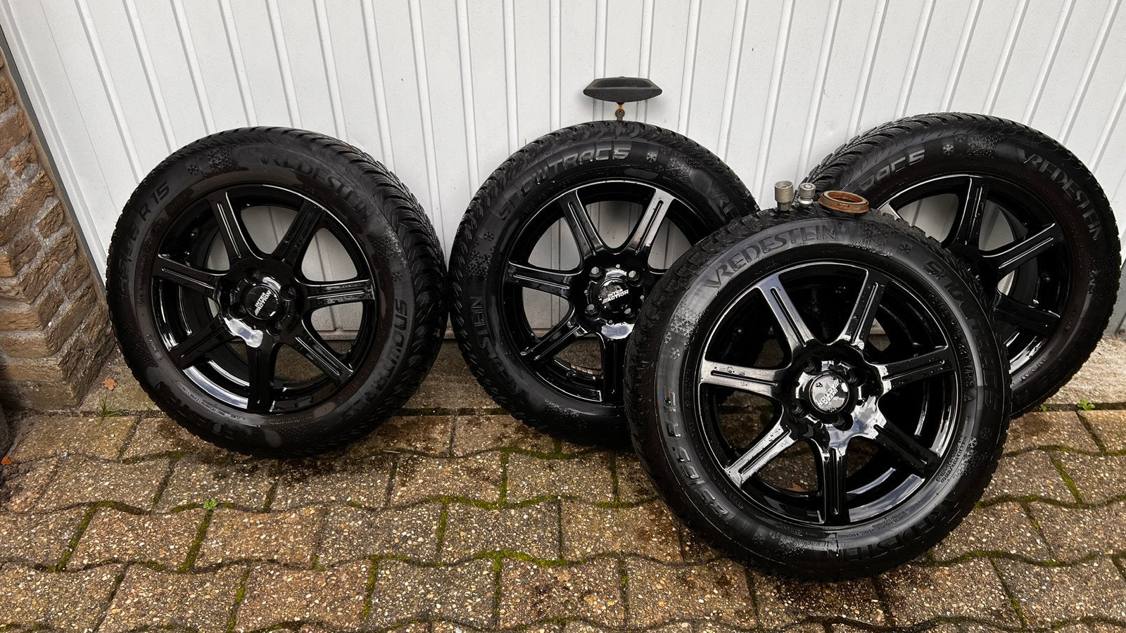 Mazda 2 winterbanden op licht metalen velgen, Ophalen, Gebruikt, 15 inch, Banden en Velgen