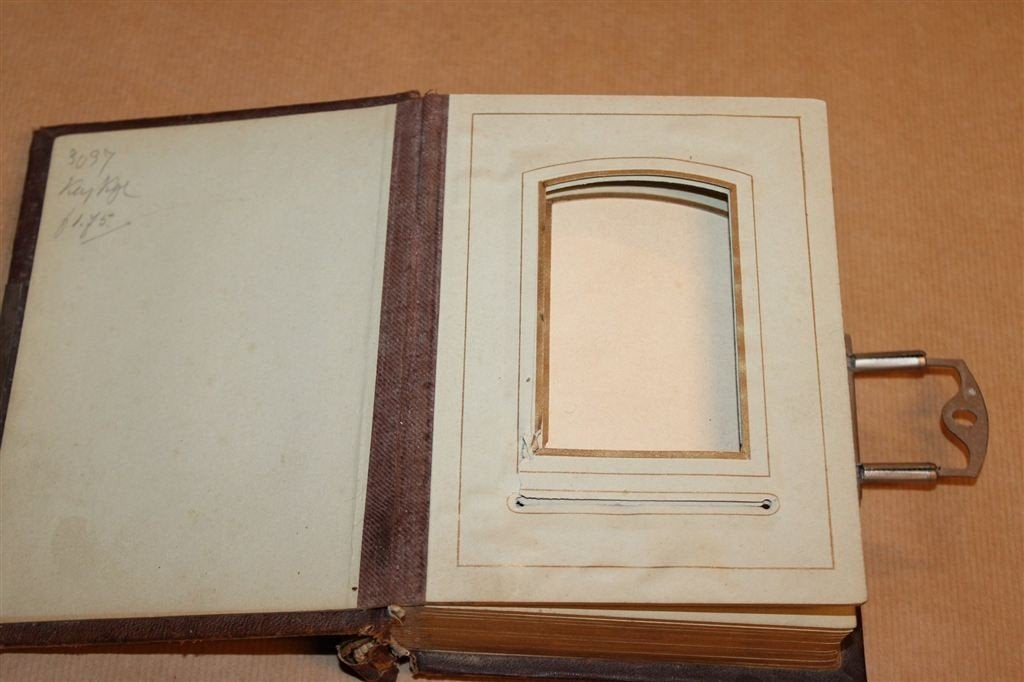 Antiek Fotoalbum ca. 1900 — Leer, Slot en Goud op Snee, Antiek en Kunst, Antiek | Boeken en Bijbels, Ophalen of Verzenden