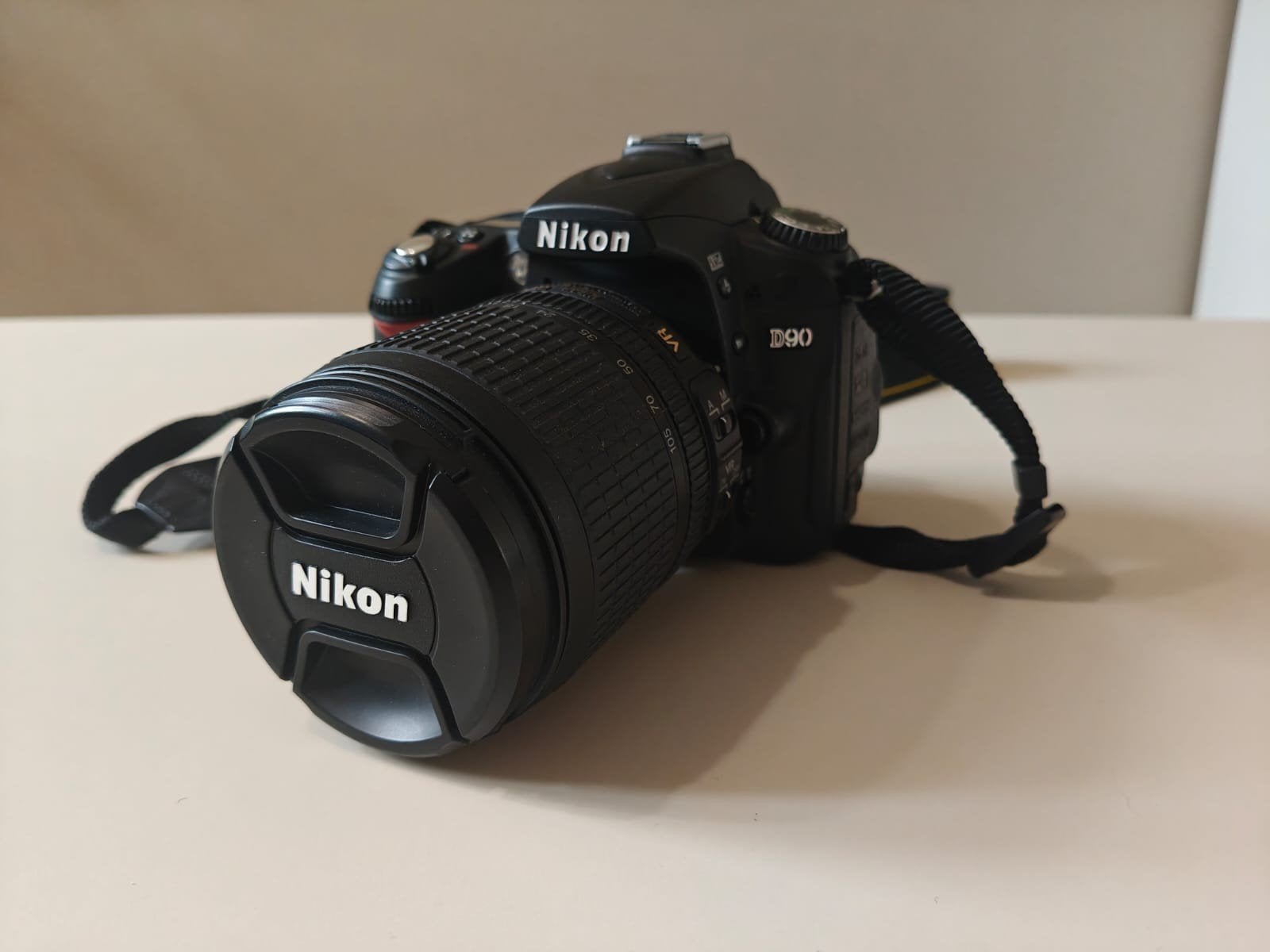 Nikon D90 Spiegelreflexcamera met AF-S Nikkor 18-105mm lens, Gebruikt, Spiegelreflex, Ophalen of Verzenden, Draagriem