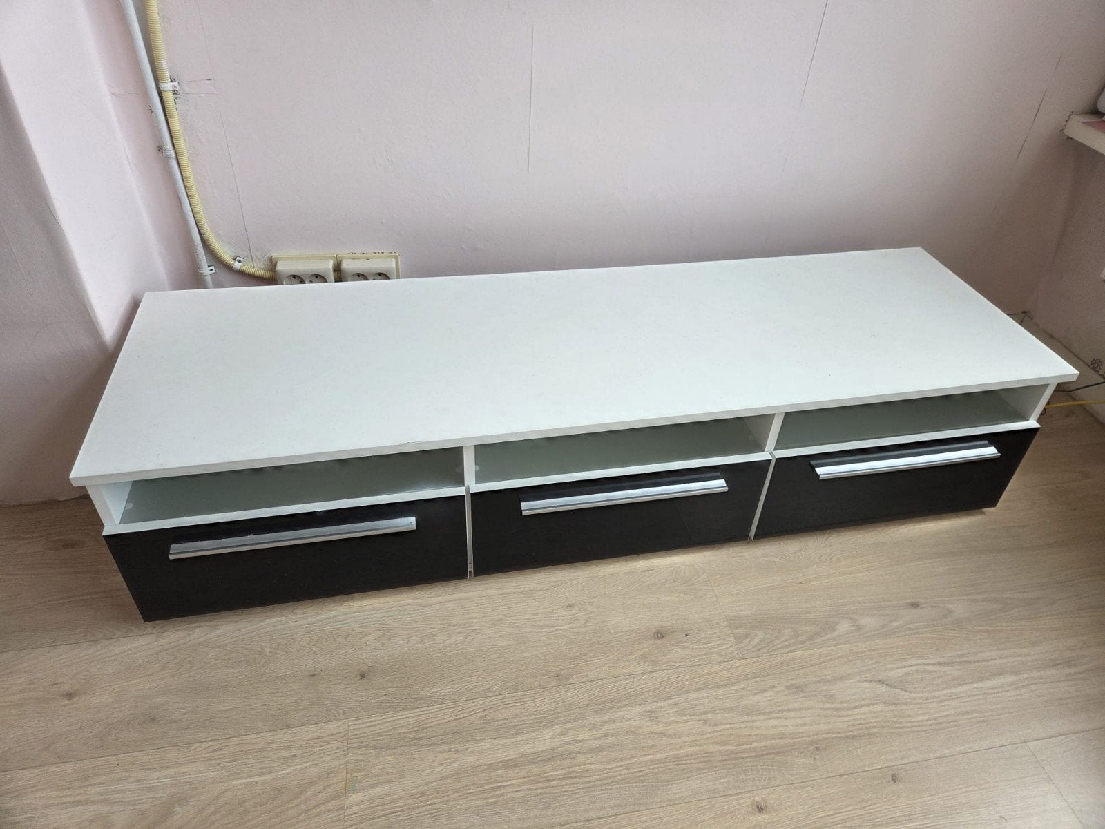 Modern Wit/Zwart TV-meubel met 3 Laden en Open Vakken, Huis en Inrichting, Ophalen of Verzenden, Gebruikt, Hout, Cd's