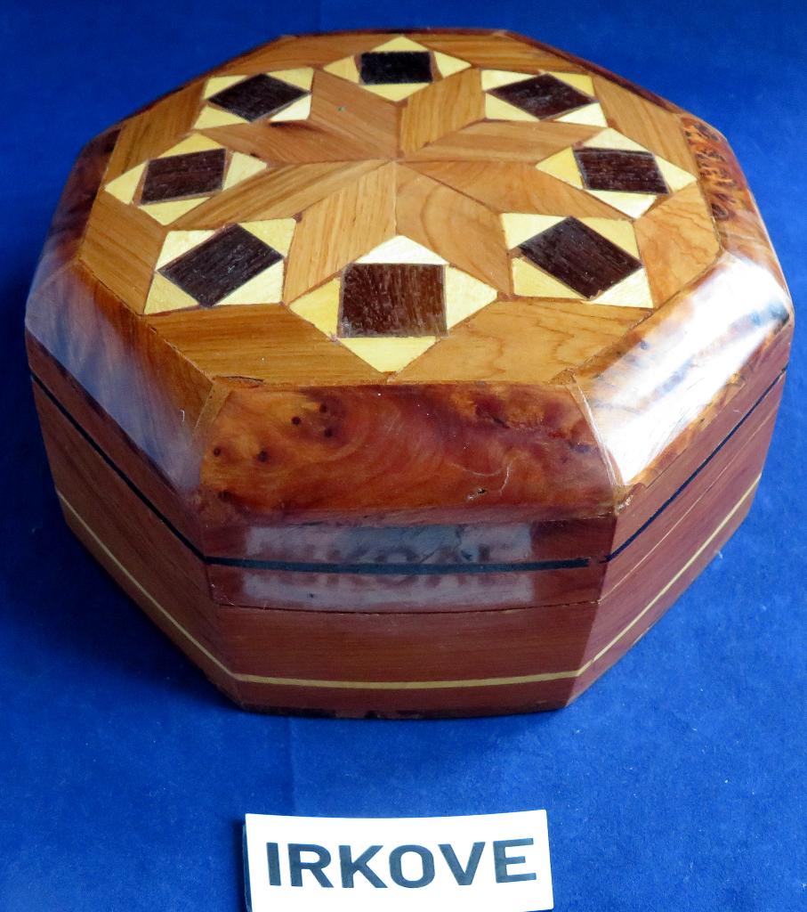INGELEGD HOUTEN DOOSJE * 8 Kantig *, Antiek en Kunst, Kunst | Beelden en Houtsnijwerken, Houtsnijwerk, Minder dan 20 cm, Verzenden