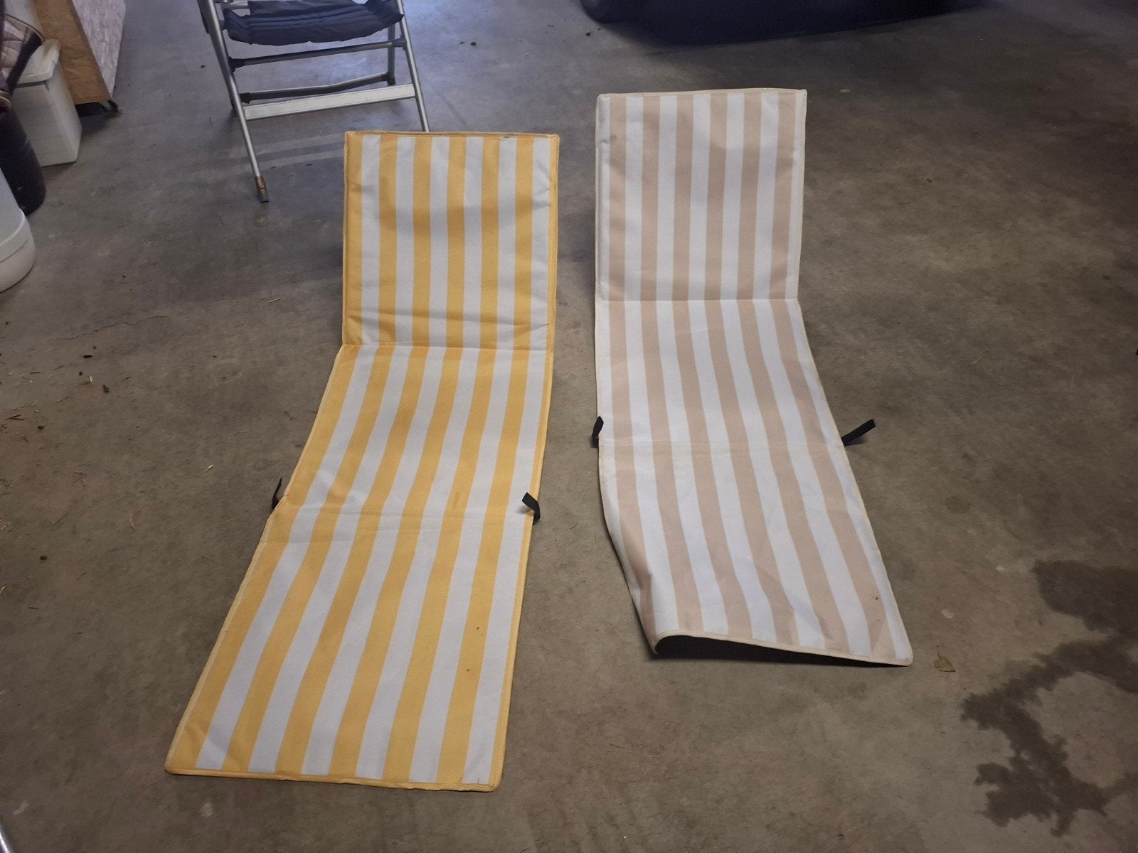 2x Strandstoel - Geel/Wit en Beige/Wit gestreept, Ophalen of Verzenden, Zo goed als nieuw, Metaal, Inklapbaar