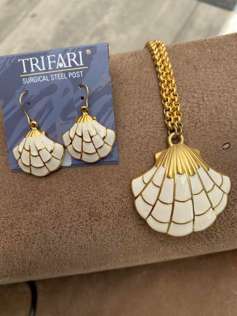 Trifari Schelp Oorbellen en Ketting Set - Wit & Goud, Overige materialen, Hangers, Wit, Ophalen of Verzenden