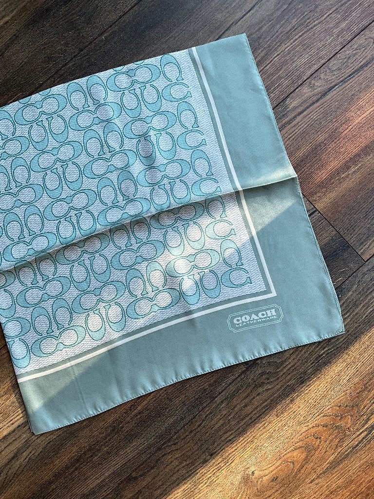 Vierkante zijden Coach sjaal met C print 88.9 cm NIEUW, Ophalen of Verzenden, Nieuw, Maat 46/48 (XL) of groter, Sjaal