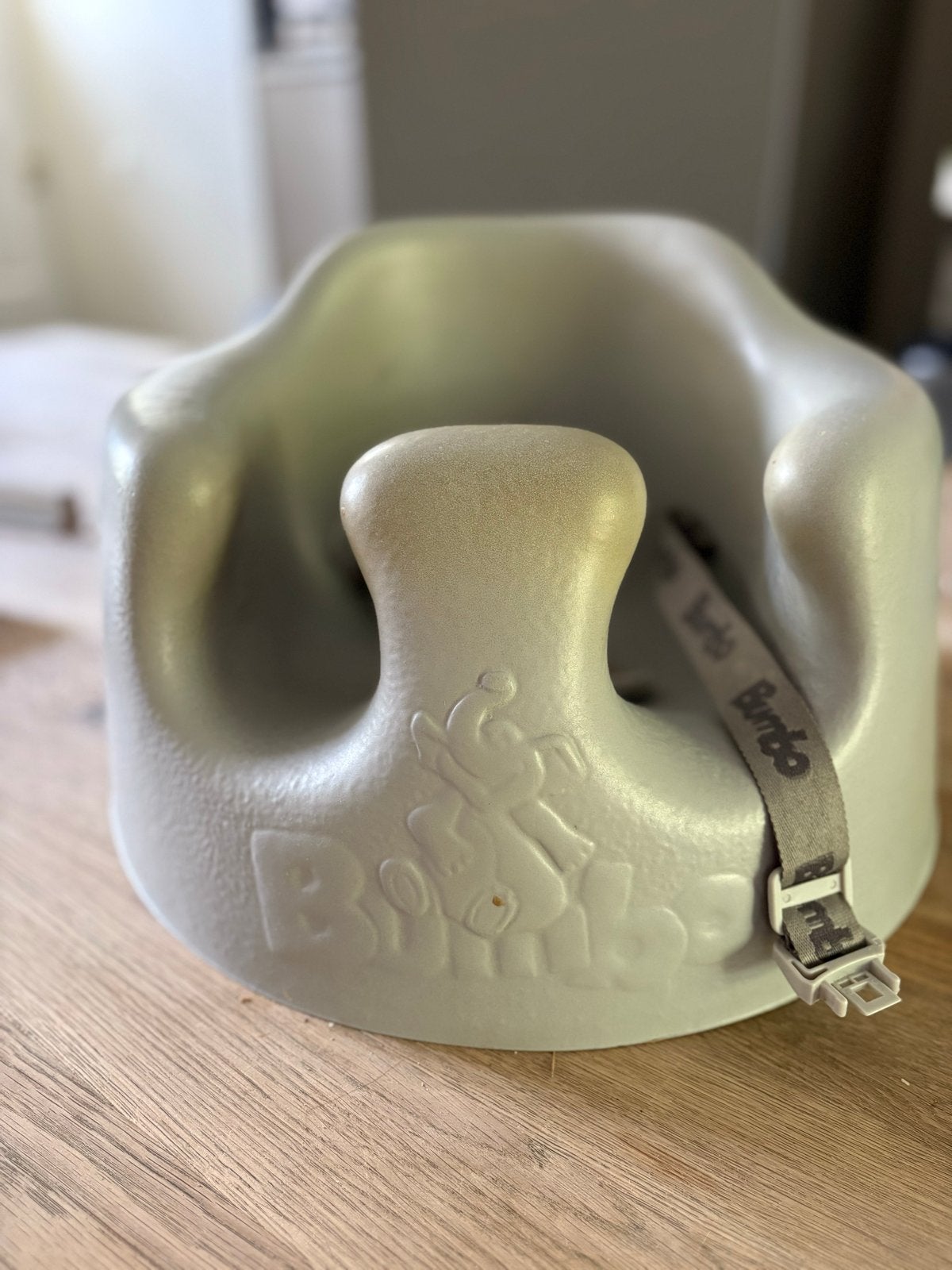 Bumbo stoeltje grijs met gordel, Kinderen en Baby's, Ophalen of Verzenden, Gebruikt, Overige typen, Gordel(s)