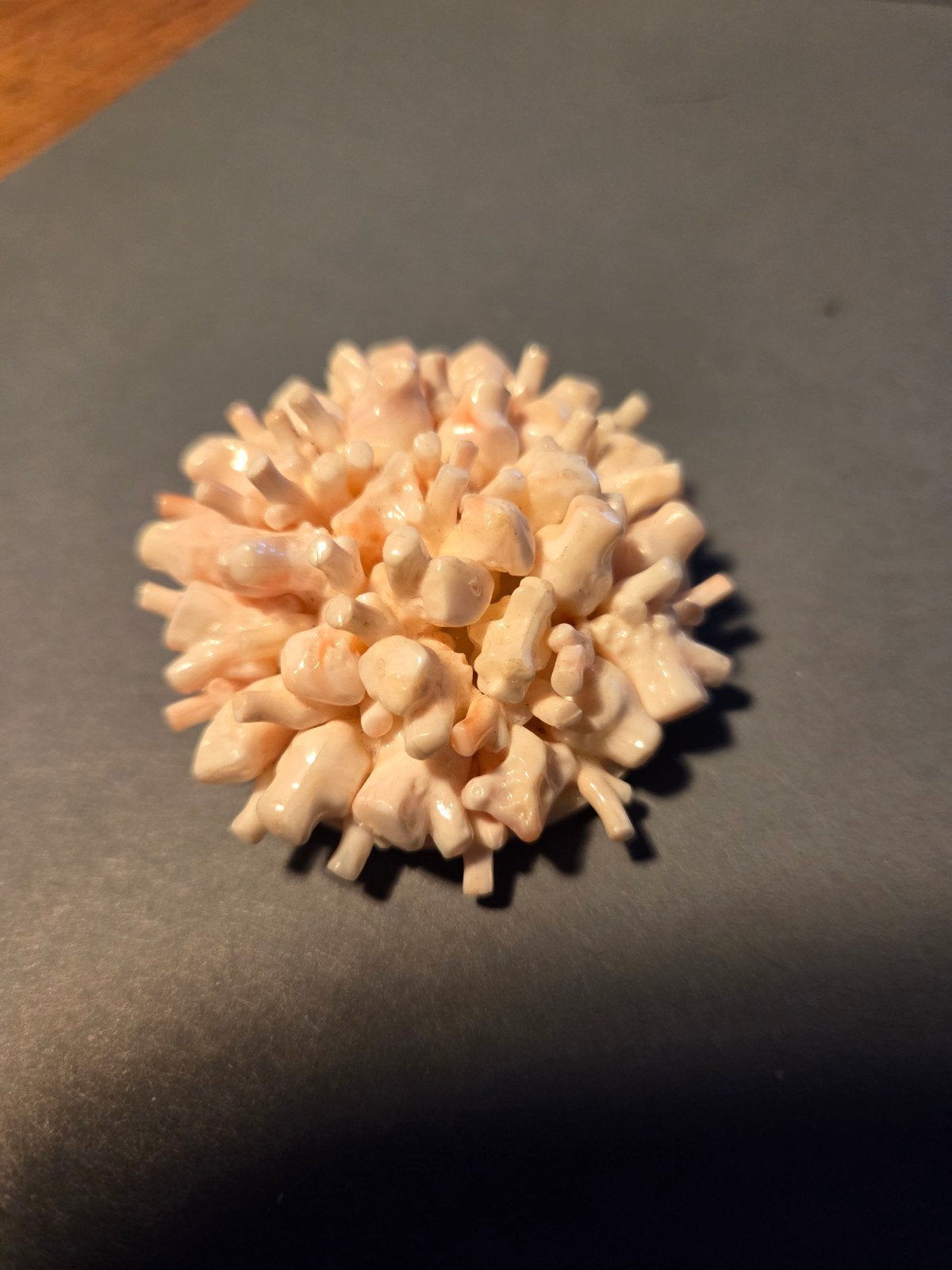 vintage broche faux coral celluloid, Verzenden, Zo goed als nieuw, 4 tot 7 cm, Overige materialen