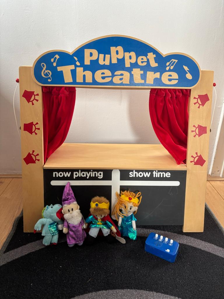 Houten Poppentheater klein met Poppetjes en Accessoires, Kinderen en Baby's, Speelgoed | Poppenhuizen, Ophalen of Verzenden, Zo goed als nieuw