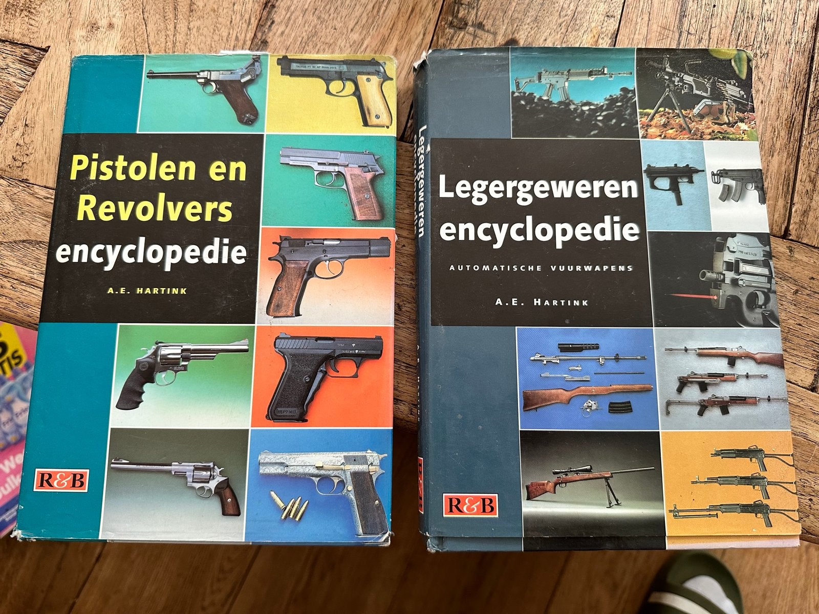 Pistolen, Revolvers en Legergeweren Encyclopedie - A.E. Hart, Ophalen of Verzenden, Niet van toepassing, Gelezen, Overige onderwerpen