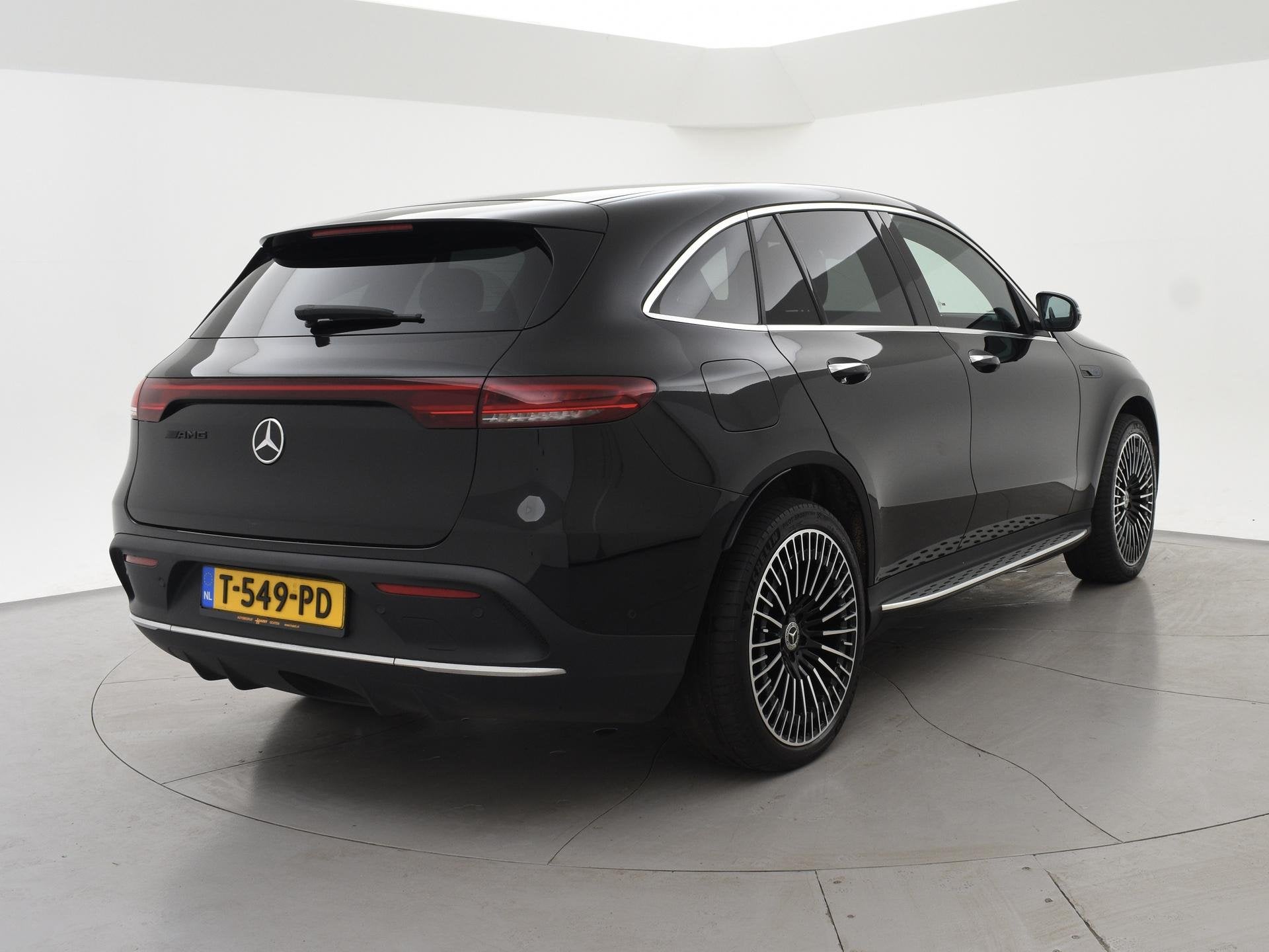 Mercedes-Benz EQC 400 4MATIC 408 PK AMG LINE 97% SOH + 21 IN, Automaat, Zwart, 80 kWh, Leder en Stof