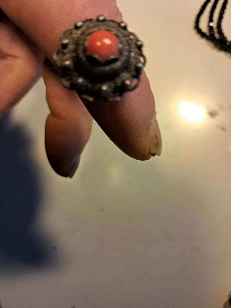 ring zilver met fraaie bloedkoraal ,diam 2,5 cm, Gebruikt, 20 of groter, Ophalen of Verzenden, Dame