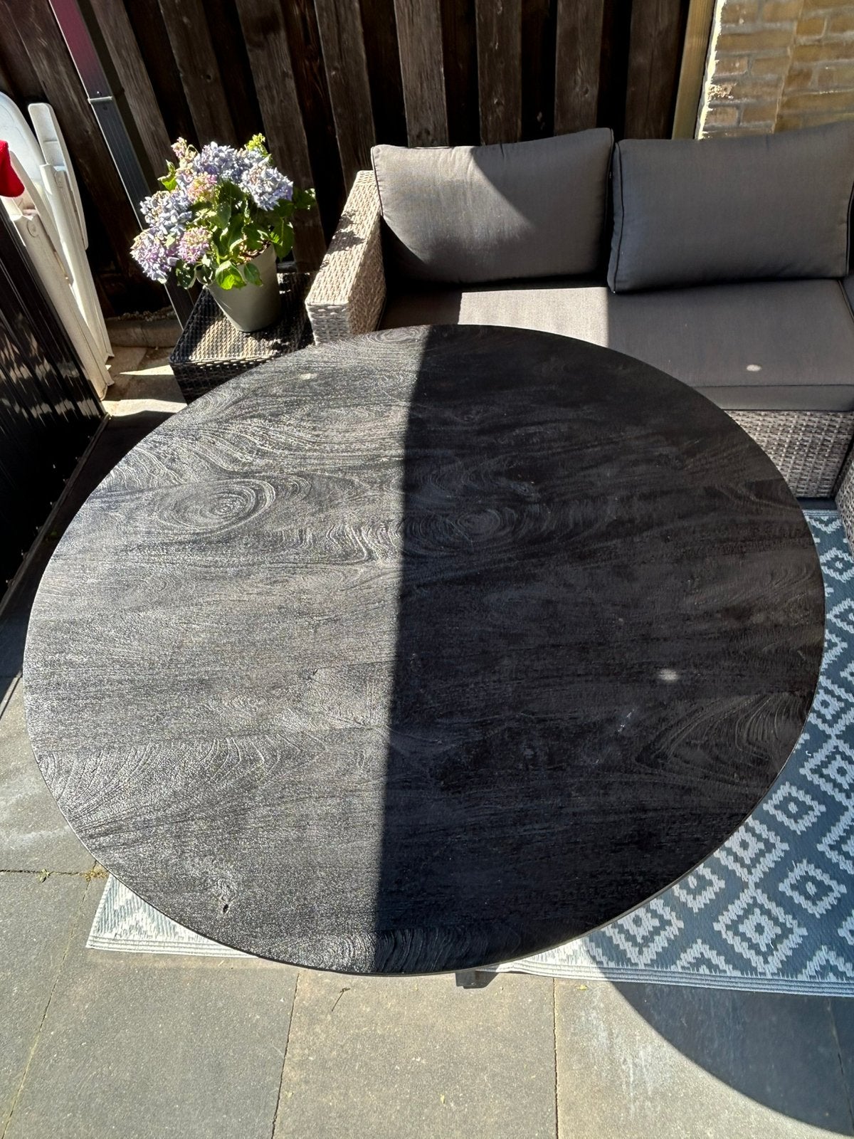 Zwarte ronde mango houten eettafel, Huis en Inrichting, Tafels | Eettafels, Gebruikt, 100 tot 150 cm, Rond, Vijf personen of meer