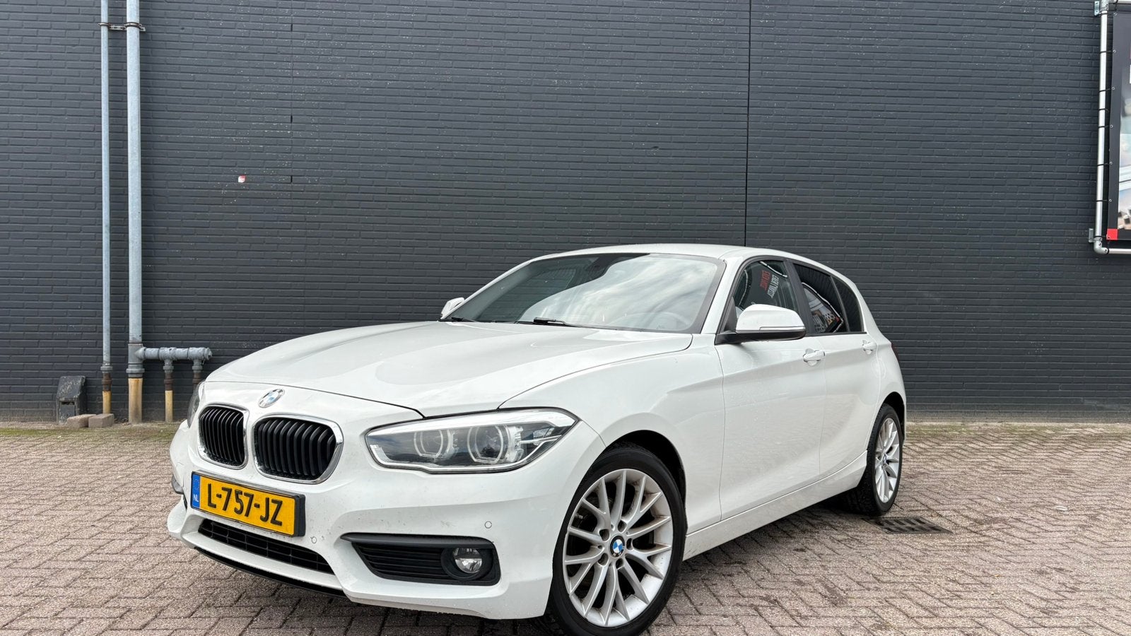 BMW 1-Serie Urban Xenon 110Pk 2017 Wit 5d, Auto's, 1-Serie, Achterwielaandrijving, 1280 kg, Wit