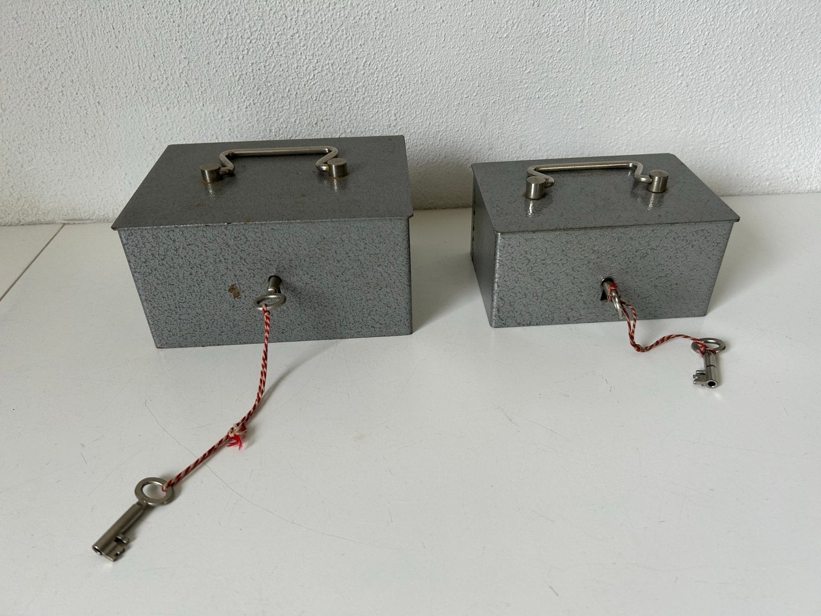 Metalen geldkistjes met sleutel, diverse maten en kleuren, Ophalen of Verzenden, Gebruikt, Brandkast