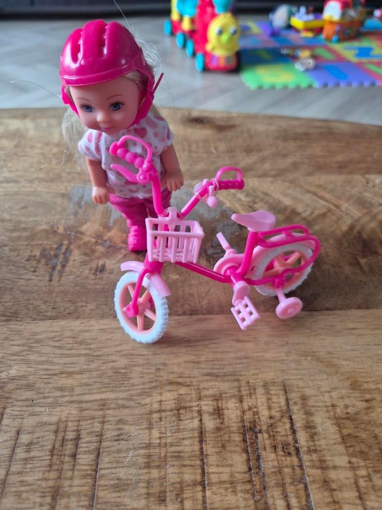 Evi Love pop met fietsje en helm, Ophalen