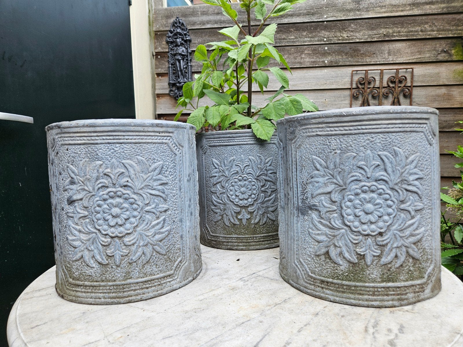 Set van 3 Engelse loden bloempotten met reliëf, 25 tot 40 cm, Gebruikt, Rond, Ophalen of Verzenden
