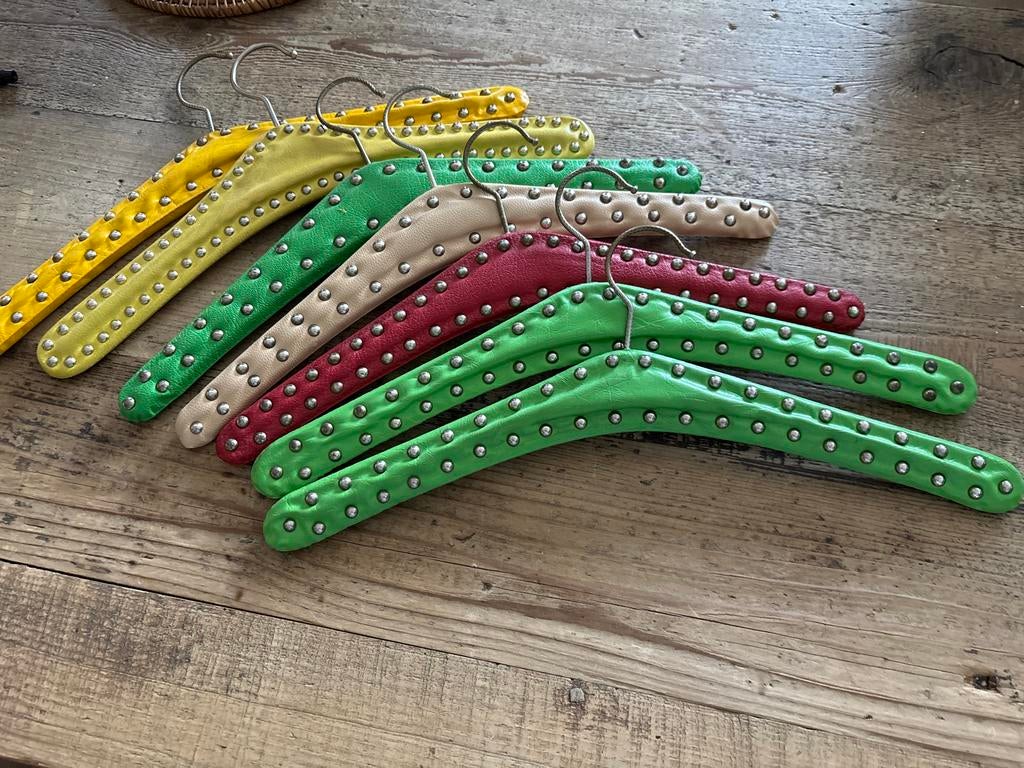 Set van 8 kleurrijke antieke kledinghangers met studs, Ophalen, Gebruikt, Kunststof, Kinderen en Volwassenen