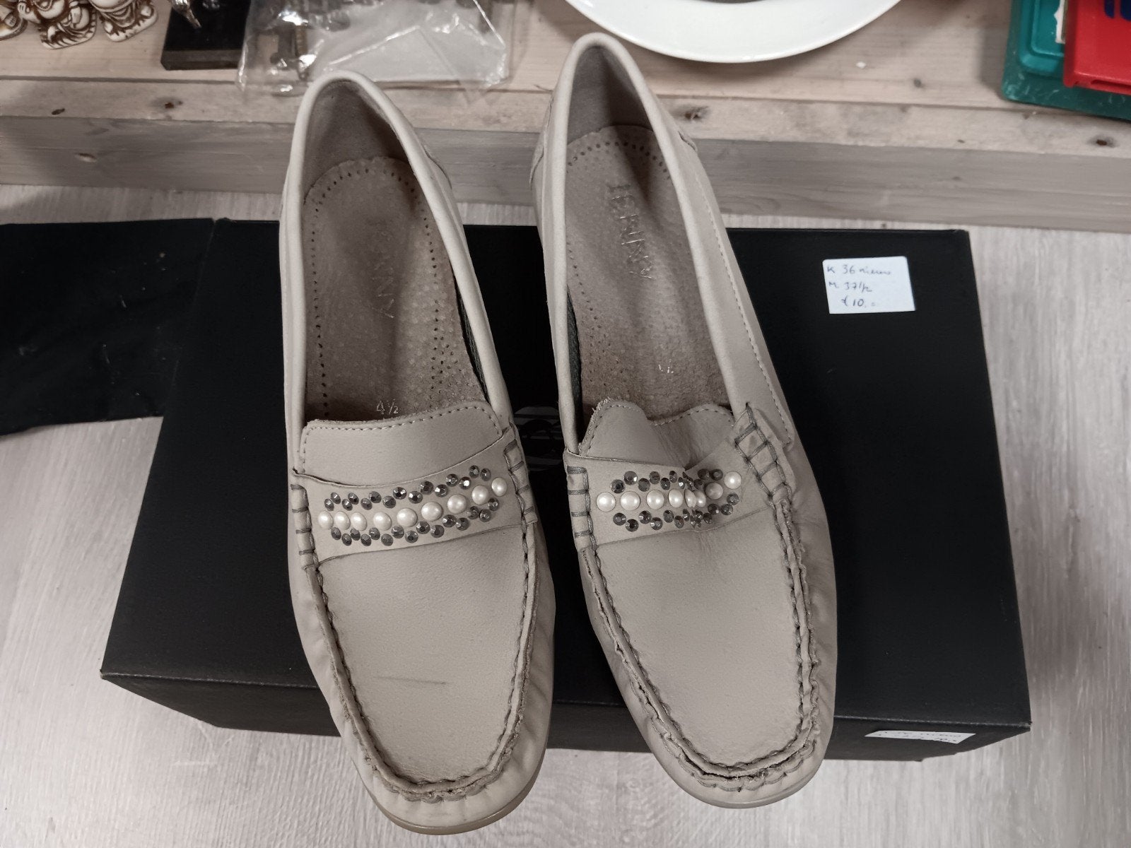 Stijlvolle beige instappers met parels - Maat 38, Onbekend@voorbeeld.com, Onbekend, Nieuw, Ophalen of Verzenden