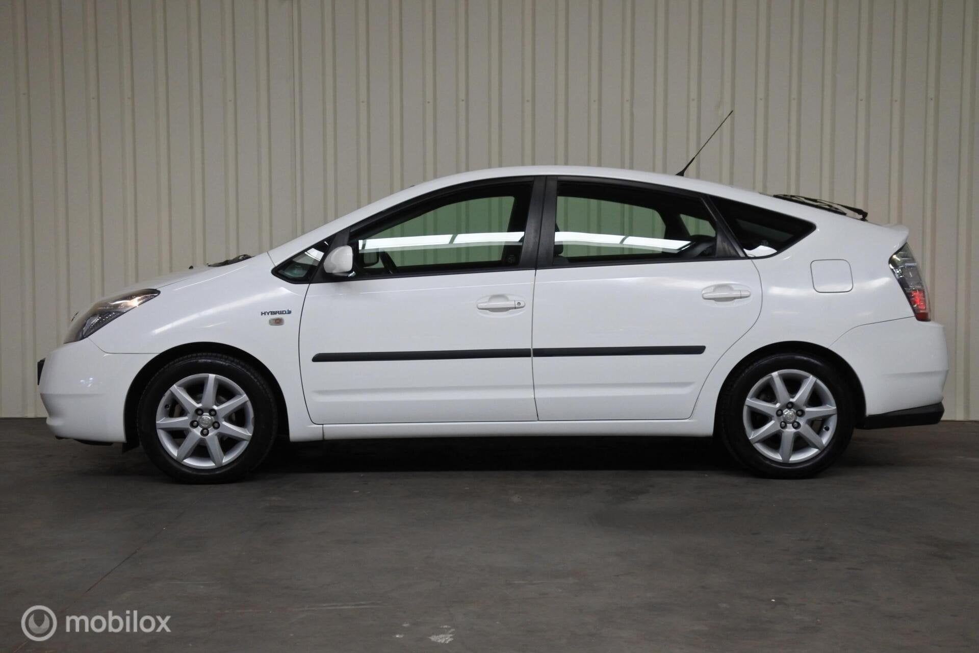 Toyota Prius I 1.5 VVT-i I Airco I Cruise I Parkeerhulp, Gebruikt, Zwart, 4 cilinders, Met garantie (alle)