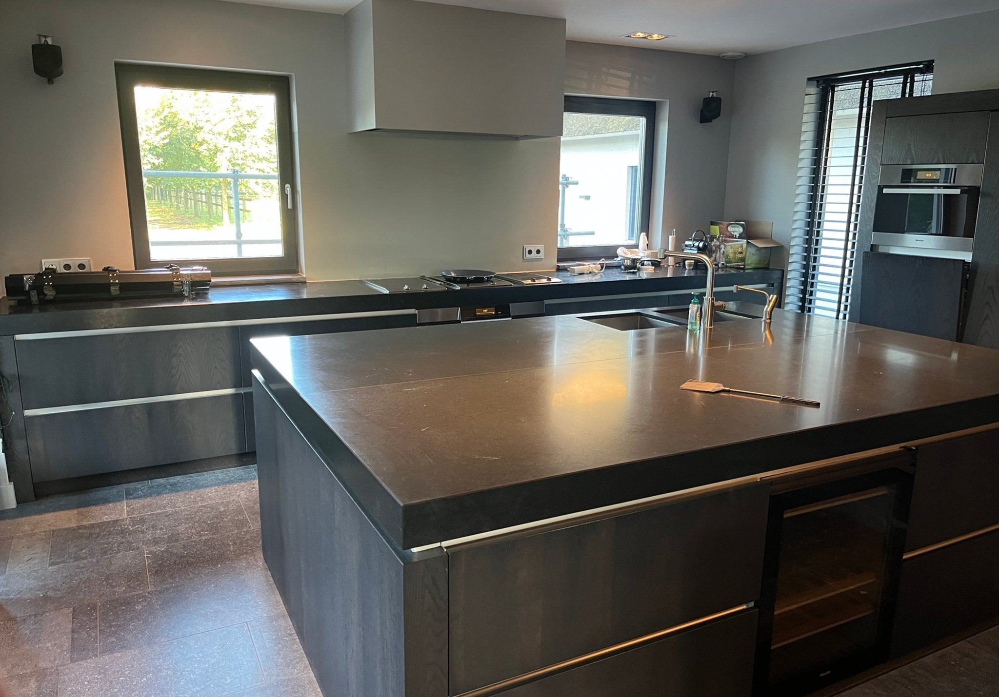 Grote complete keuken met kookeiland en Miele apparatuur, Ophalen, Gebruikt, Zwart, Met kookeiland