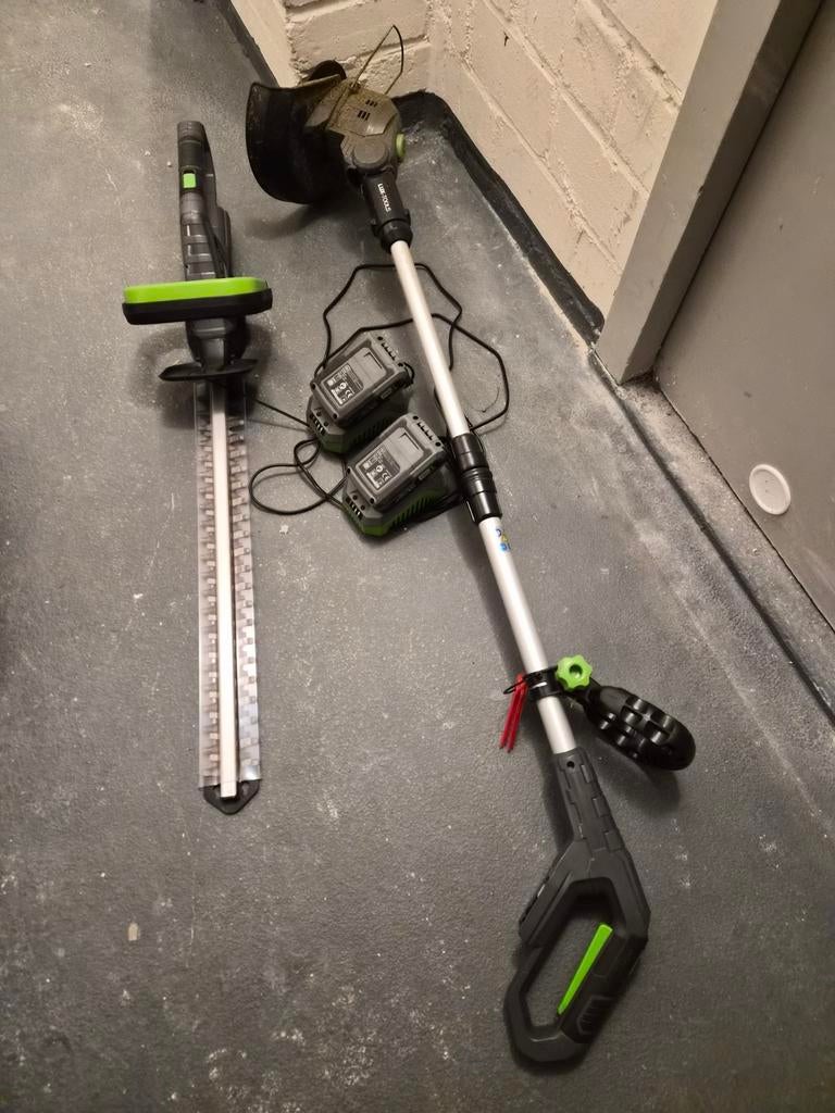 Heggenschaar en kantenmaaier op accu, Ophalen, Zo goed als nieuw, Accu