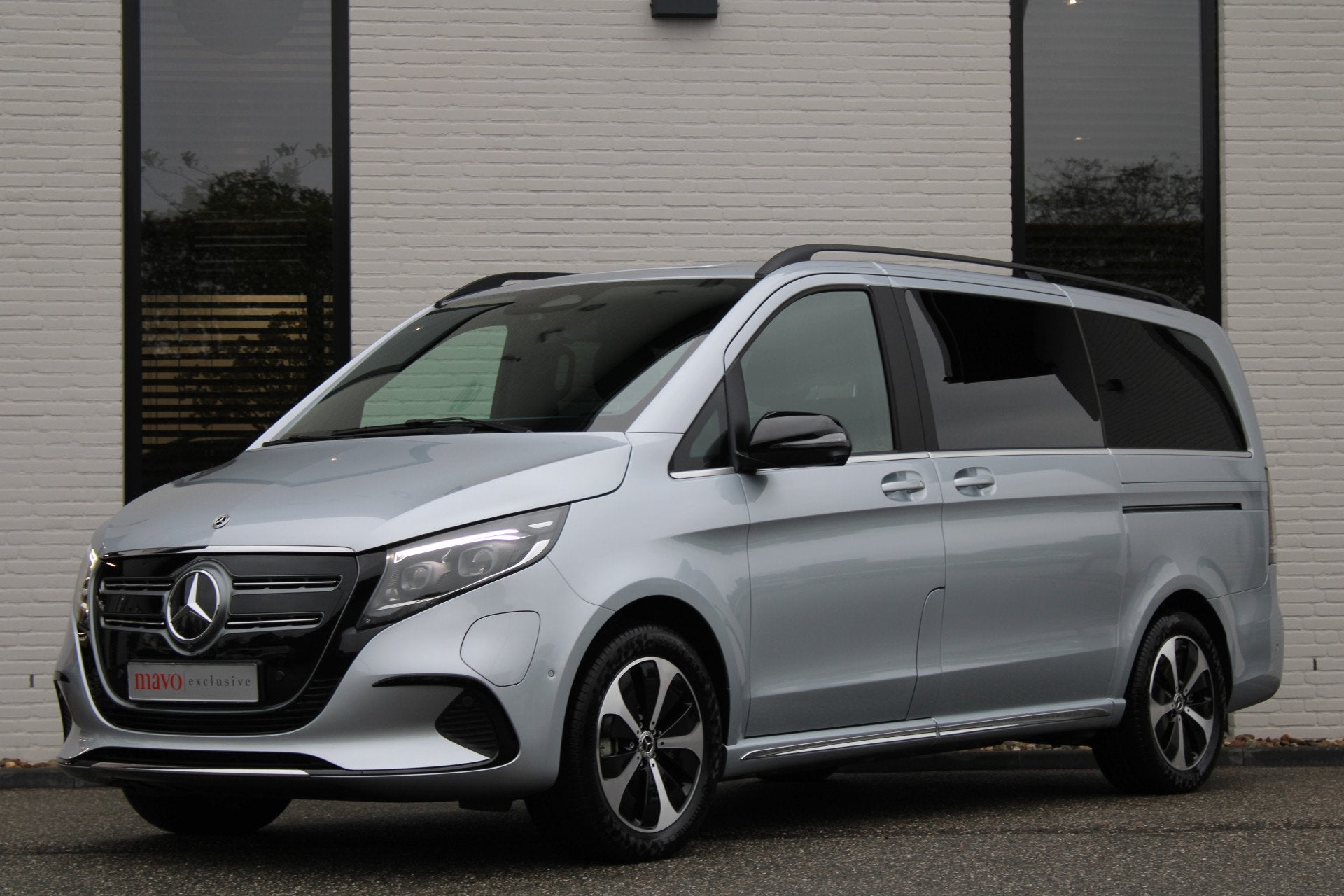 Mercedes-Benz EQV 300 L2 / AMG / Luchtvering / 7-Persoons /, Auto's, Dealer onderhouden, Gebruikt, Met garantie (alle), 2535 kg