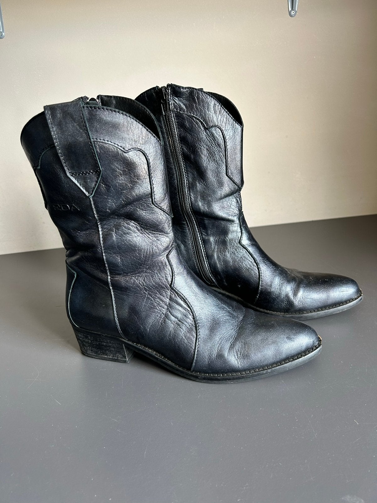 Zwarte leren cowboylaarzen van Roberto d'Arc, maat 38, Kleding | Dames, Schoenen, Ophalen of Verzenden, Gedragen, Zwart, Lage of Enkellaarzen
