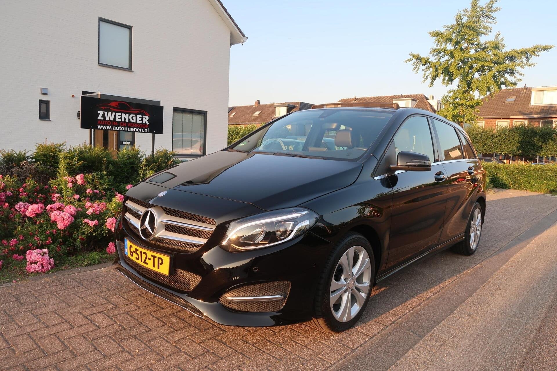 Mercedes B-klasse 180 Aut f-1|PANORAMADAK|TREKHAAK|STOELVERW, Auto's, 1325 kg, Gebruikt, 4 cilinders, Leder en Stof