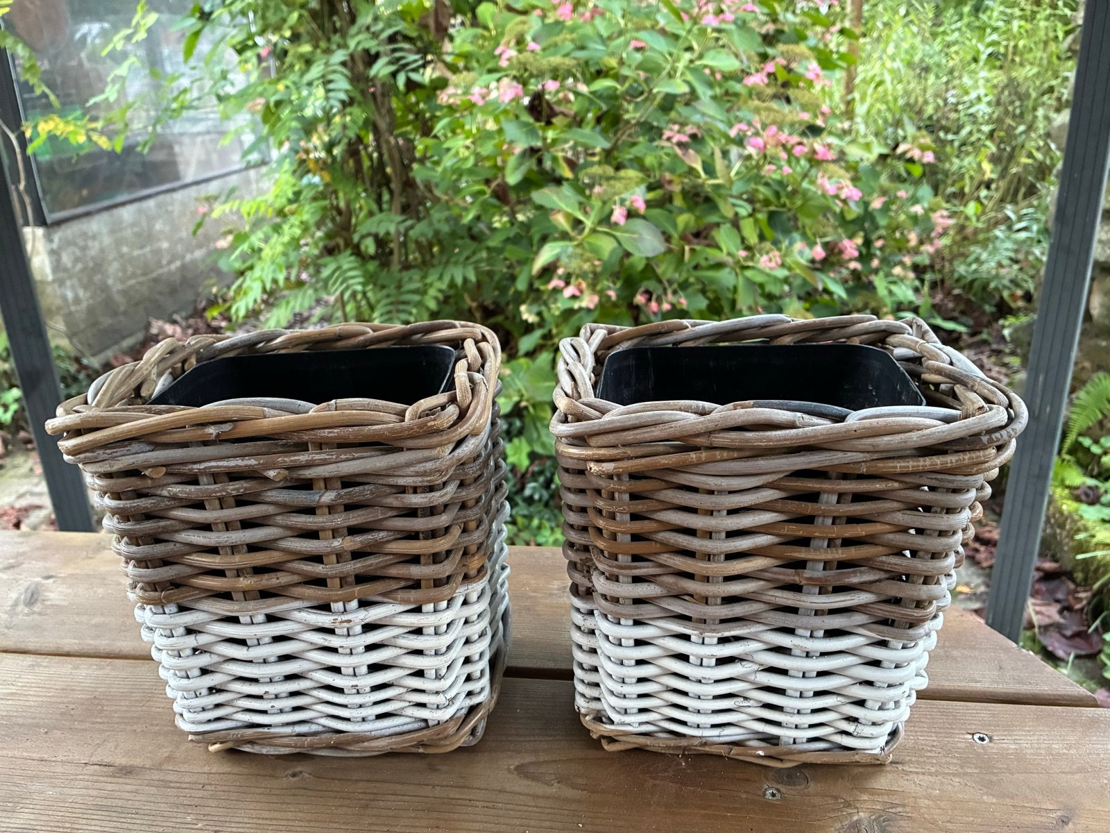 Set van 2 rieten bloempotten met plastic binnenpot, Overige materialen, Gebruikt, Minder dan 60 cm, Vierkant