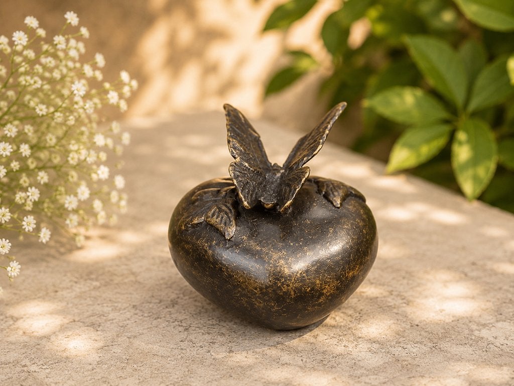 Mini Urn Hart met Vlinder – Herinneringsurn in Brons