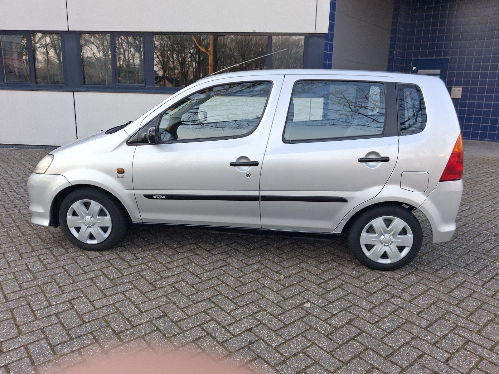 Daihatsu YRV1.3 nw apk  nap bj2002, Auto's, Daihatsu, Voorwielaandrijving, Stof, 600 kg, Zwart