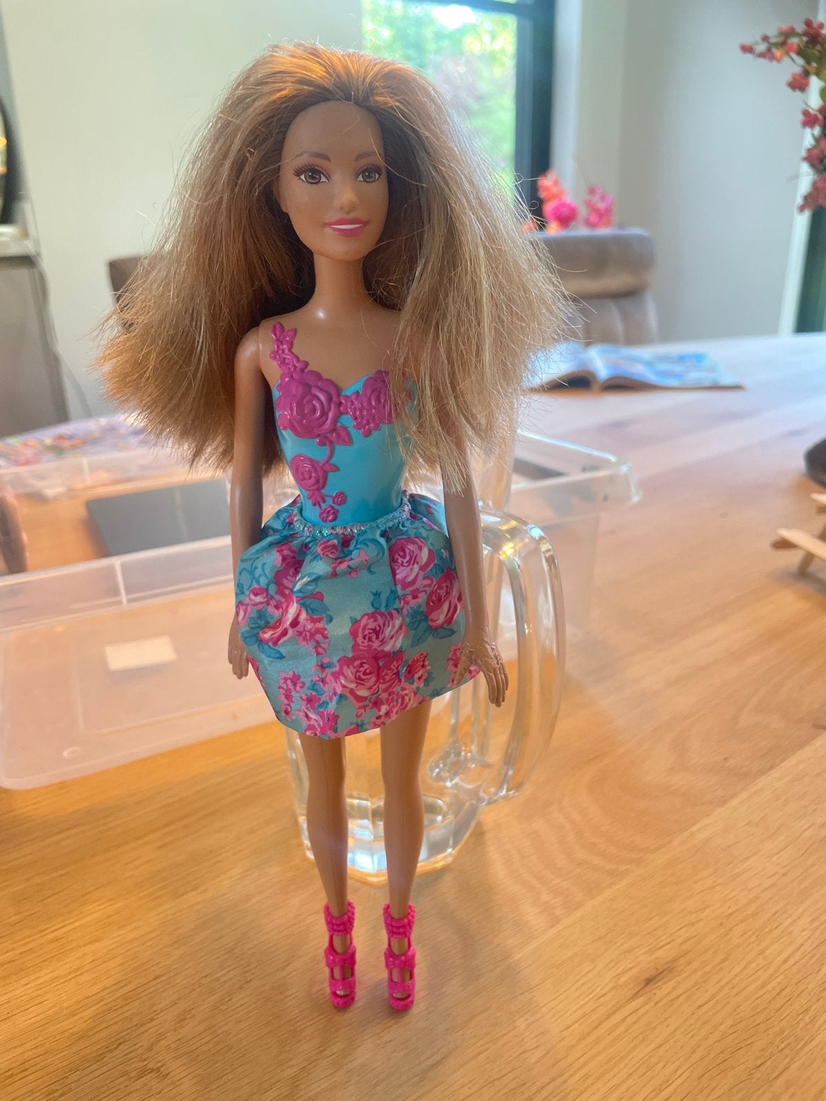 Barbie pop met bloemenjurk en roze schoenen, Kinderen en Baby's, Ophalen of Verzenden, Gebruikt, Barbie
