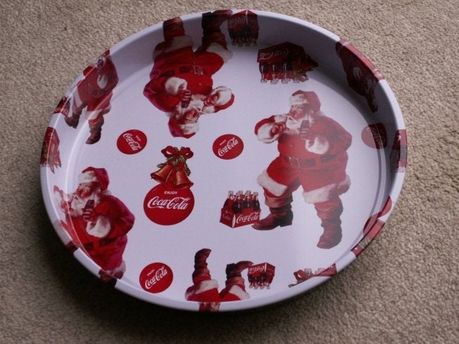 Kerst dienblad Coca Cola Kerstman met logo en kratje, Ophalen of Verzenden, Nieuw, Gebruiksvoorwerp