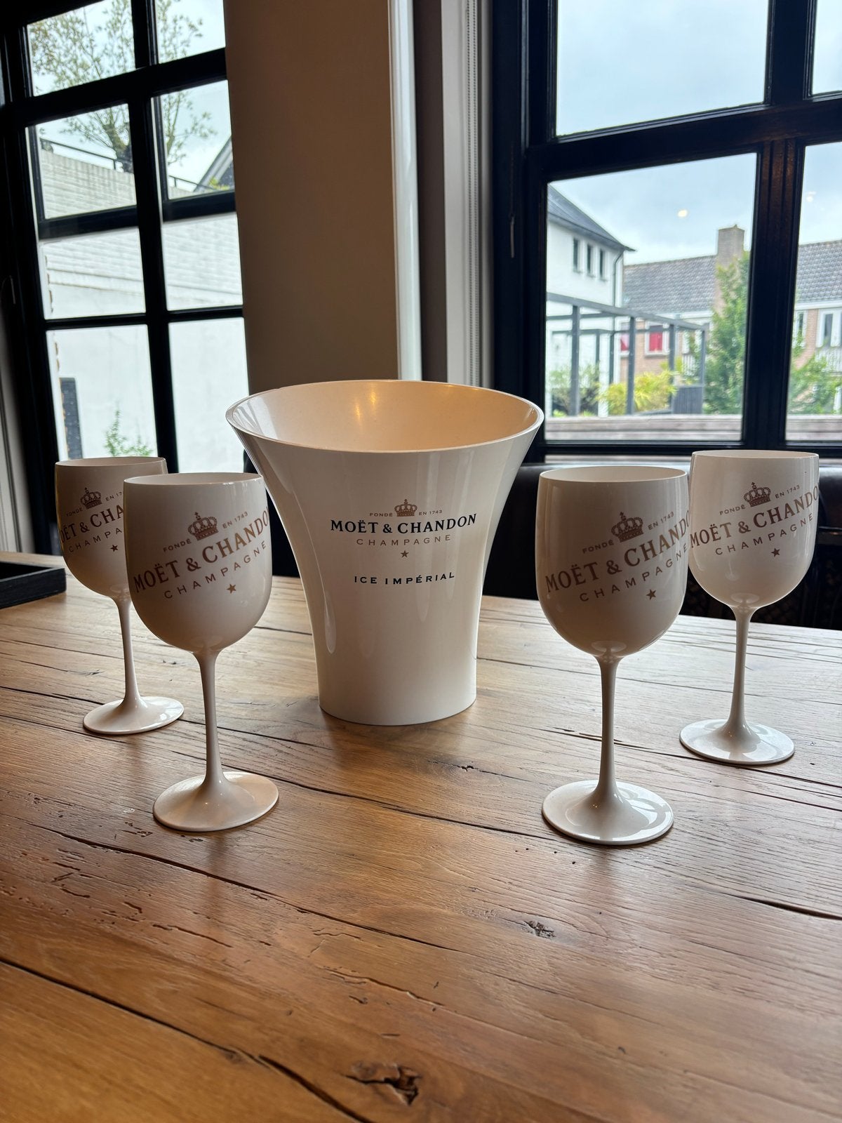 Moët & Chandon Ice Impérial champagnekoeler met glazen, Flessenkoeler, Kunststof, Ophalen of Verzenden, Zo goed als nieuw