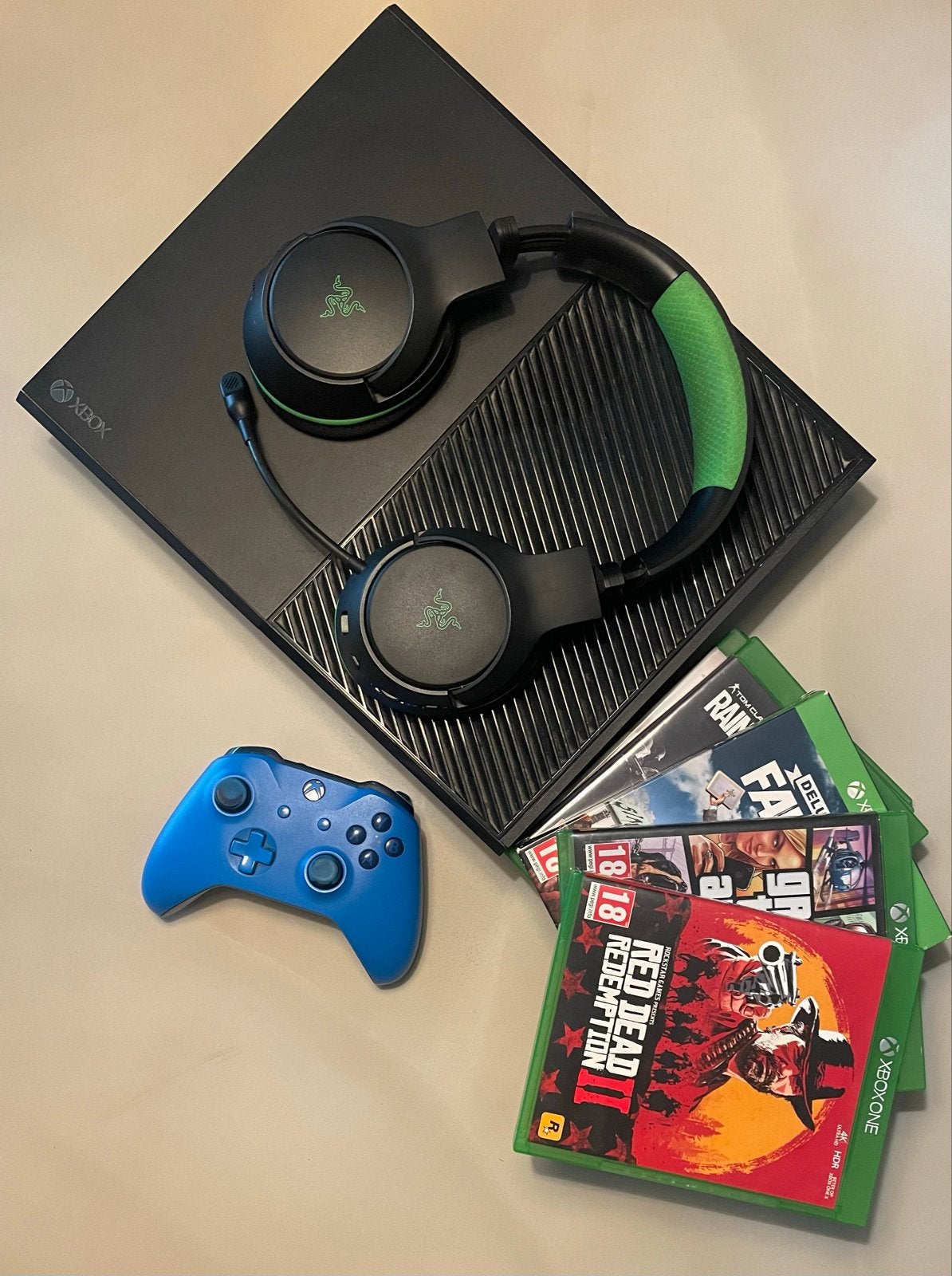 Xbox One Bundel:Razer Headset, 2 Controllers & 8 Games, Spelcomputers en Games, Gebruikt, Overige genres, 2 spelers, Eén computer