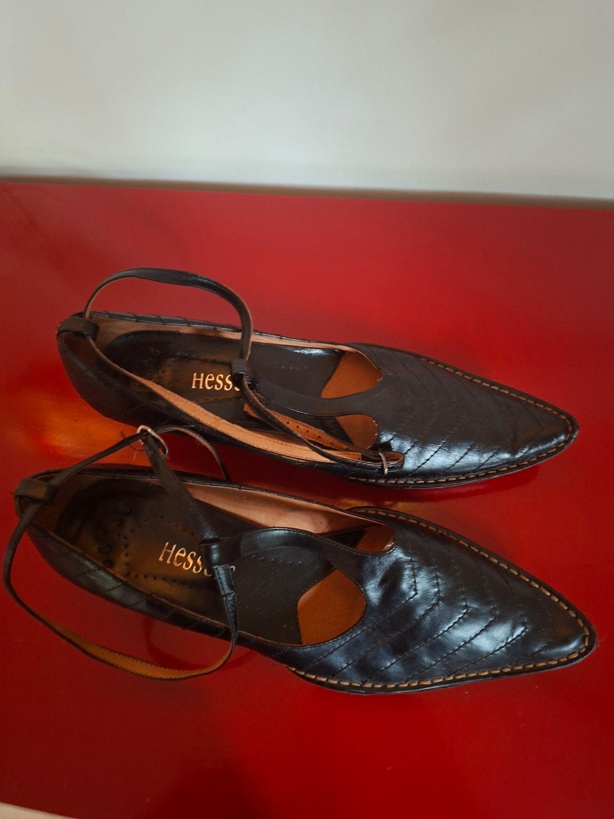 Hessels Zwarte Leren Pumps met Bandje - Maat 38, Kleding | Dames, Schoenen, Gedragen, Pumps, Zwart, Ophalen of Verzenden