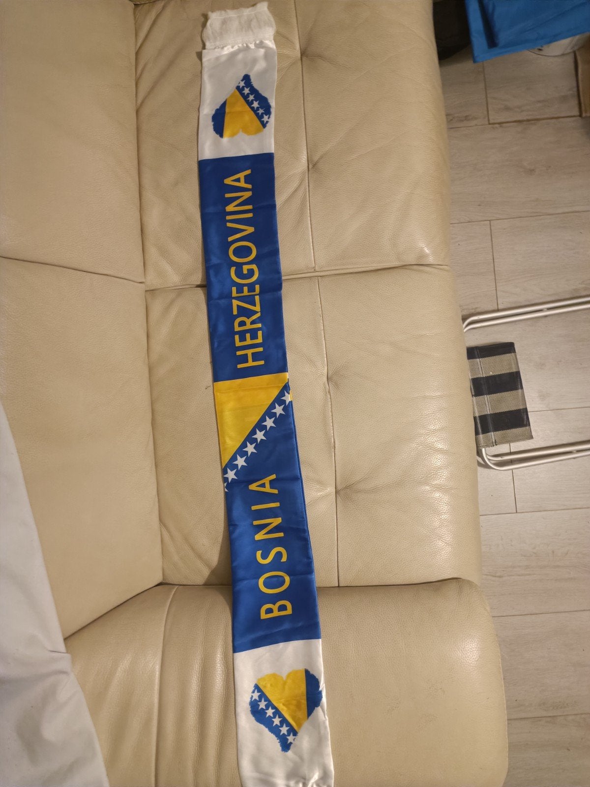 Bosnië en Herzegovina vlag sjaal - Nieuw in verpakking, Ophalen of Verzenden, Nieuw, Maat 46/48 (XL) of groter, Sjaal