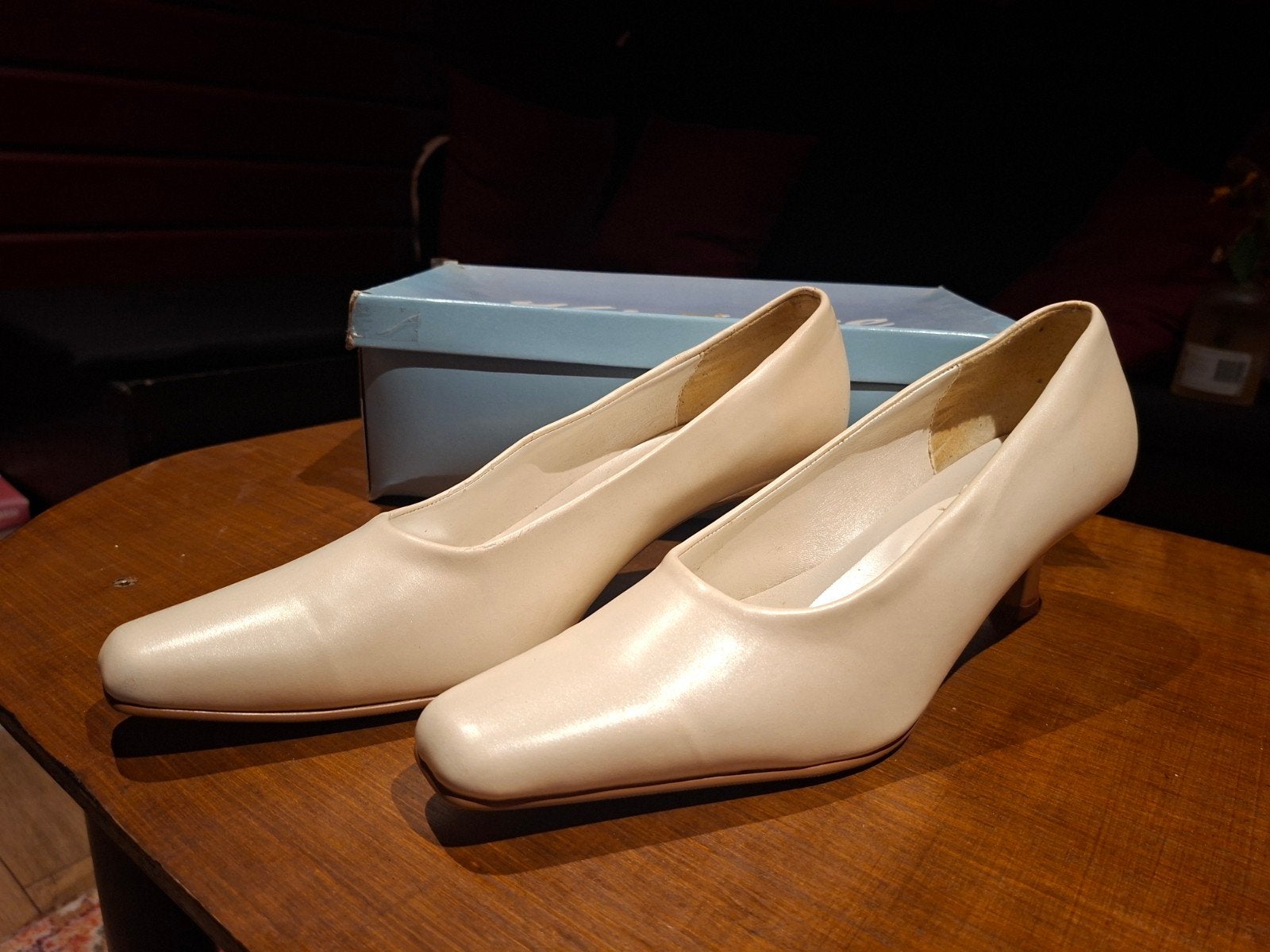 Crèmekleurige Pumps, Kleding | Dames, Pumps, Beige, Ophalen of Verzenden, Zo goed als nieuw