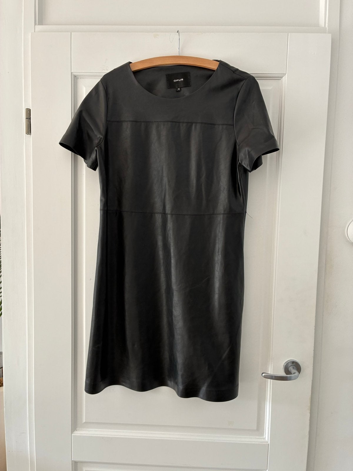 Opus Zwart Kunstleren Jurk - Maat 40, Kleding | Dames, Ophalen of Verzenden, Zo goed als nieuw, Maat 38/40 (M), Zwart