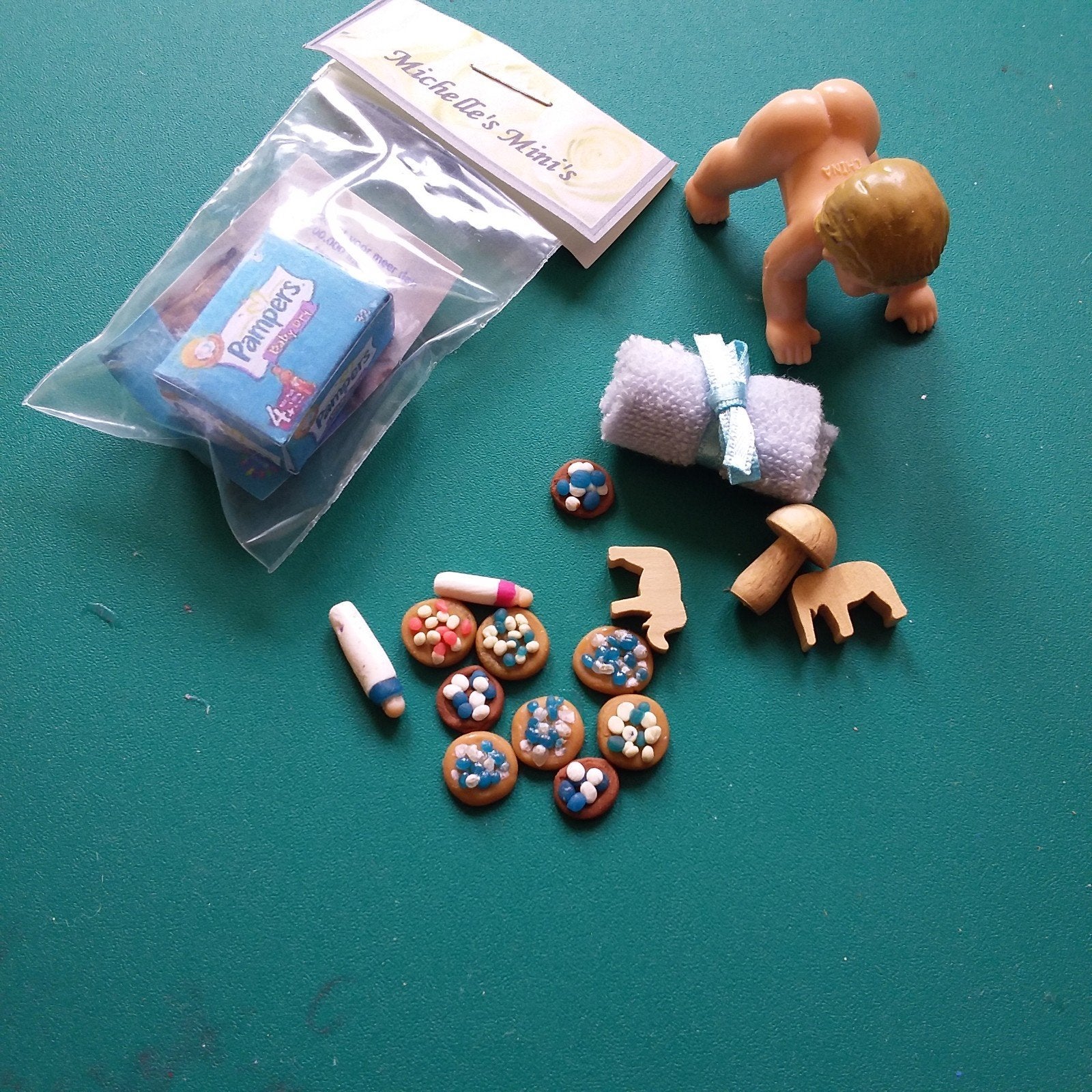 Miniatuur baby met Pampers en accessoires, Ophalen of Verzenden, Poppenhuis