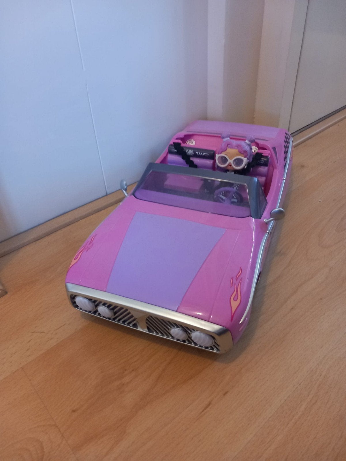 L.O.L. Auto met poppetje, Ophalen of Verzenden, Zo goed als nieuw